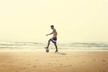 Plaj Futbolu oynayan adam 