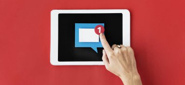 dijital tablet kullanan kadın