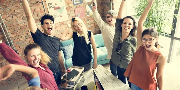 Hipsters trabajando en la oficina contemporánea — Foto de Stock