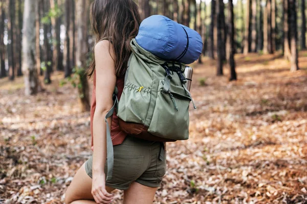 Mochila fêmea jovem — Fotografia de Stock