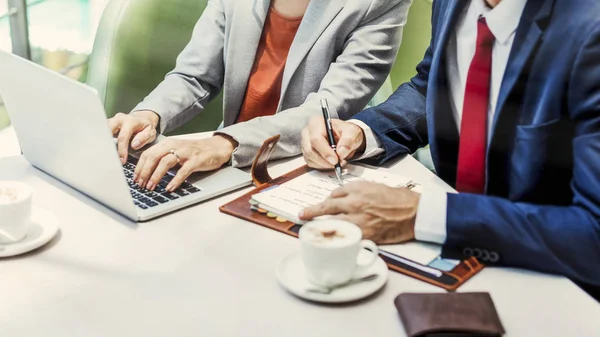 Empresários discutindo juntos — Fotografia de Stock