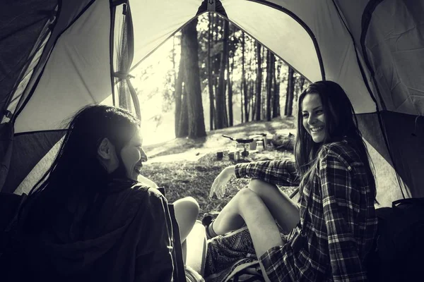 Unga vänner resenärer i skogen — Stockfoto