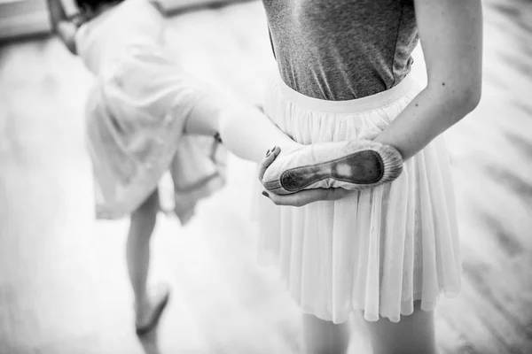 Bailarines de ballet haciendo ejercicios de estiramiento — Foto de Stock