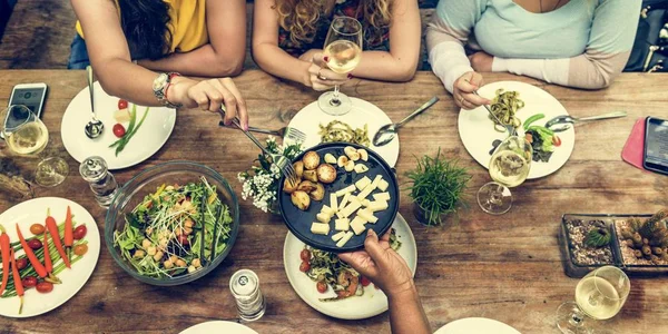 Kadın yemek yerken — Stok fotoğraf