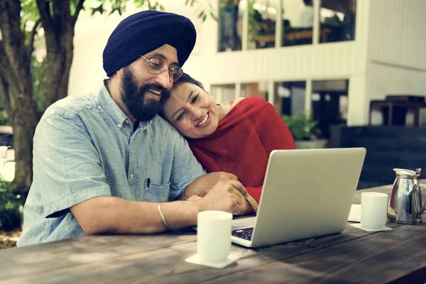 Indische paar via laptop — Stockfoto