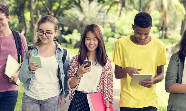 Diversos jóvenes estudiantes — Foto de Stock