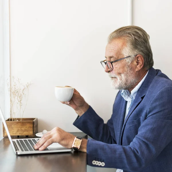 Knappe man van de senior en koffie drinken — Stockfoto