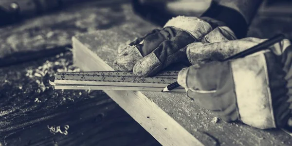 Woodeworker ambachtsman in werkplaats — Stockfoto