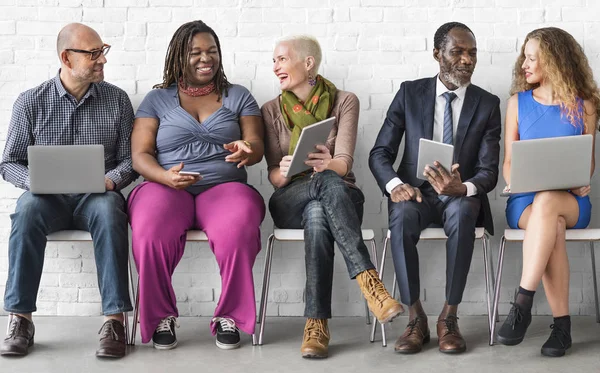 Menschen sitzen auf Stühlen — Stockfoto