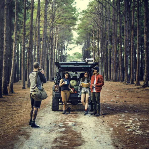 Freunde nahe geparktem Auto im Wald — Stockfoto