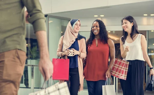 Gelukkig vrouwen in winkelcentrum — Stockfoto