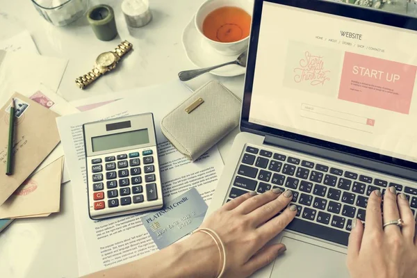 Vrouw met laptop — Stockfoto