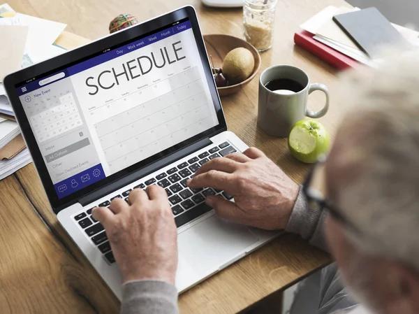 Man met laptop aan tafel — Stockfoto