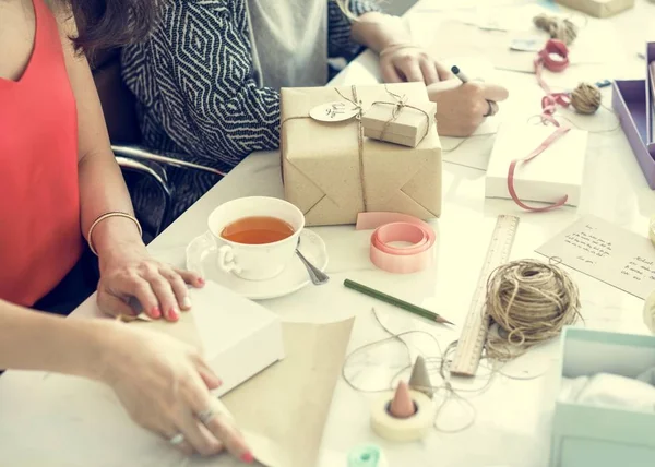 Frauen arbeiten zusammen — Stockfoto