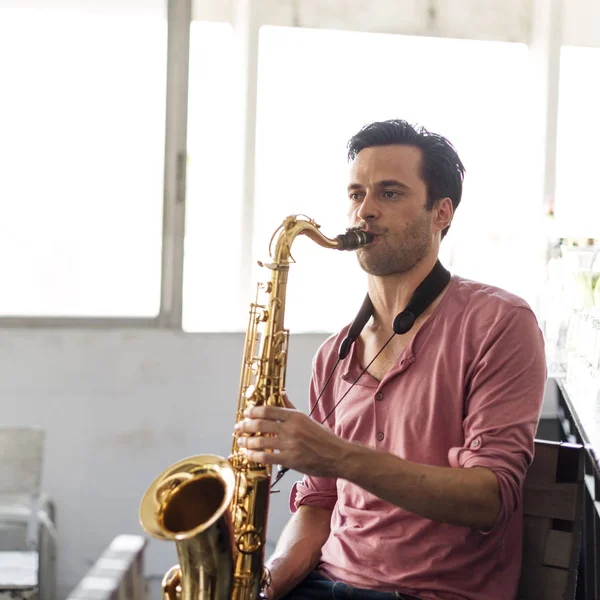 Jongeman met saxofoon — Stockfoto