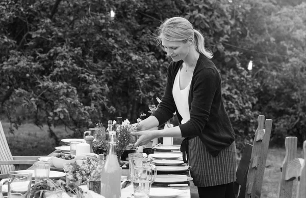 Öğle yemeği için ev kadını hazırlama tablo