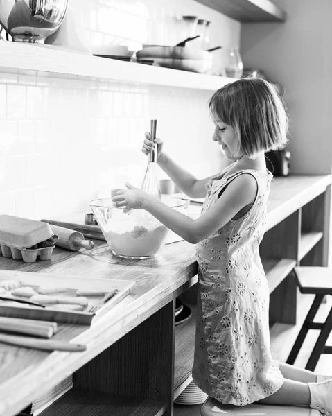 Menina fazendo massa para biscoitos caseiros — Fotografia de Stock
