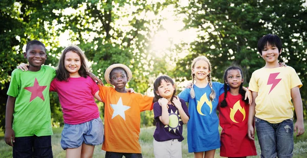 Multi-etnisch kinderen buitenshuis — Stockfoto