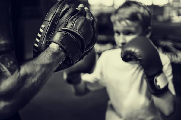 Ragazzo formazione Boxe Esercizio — Foto Stock