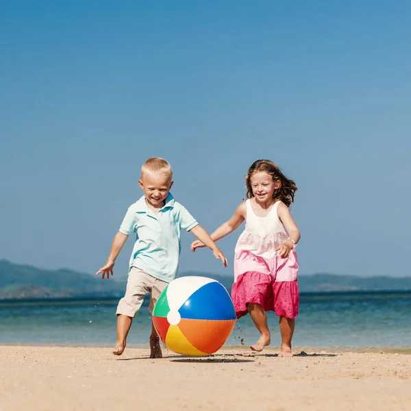Děti si hrají na pláži — Stock fotografie