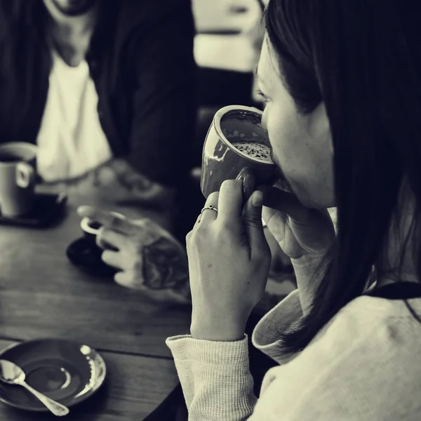 Personas tomando café — Foto de Stock