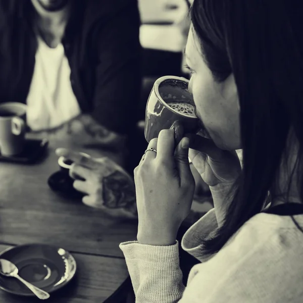 Pessoas bebendo café — Fotografia de Stock