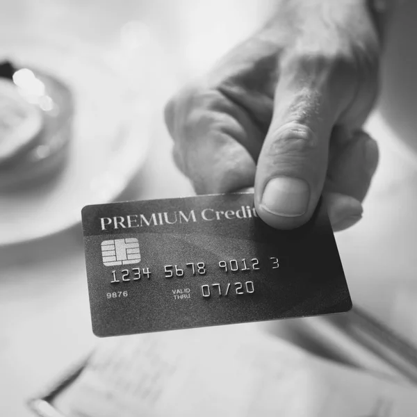 Cartão de crédito na mão do homem — Fotografia de Stock
