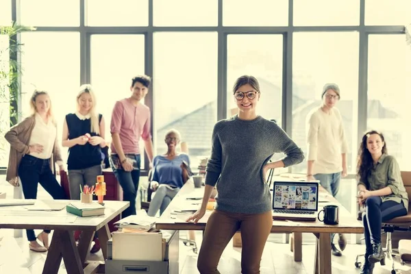 Hipster arbeiten im modernen Büro — Stockfoto