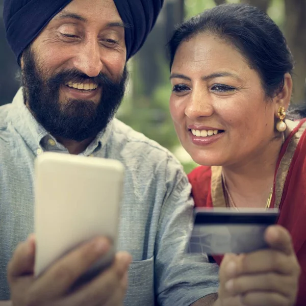 Indische paar met behulp van mobiele — Stockfoto
