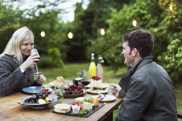 Par ha romantisk middag utomhus — Stockfoto