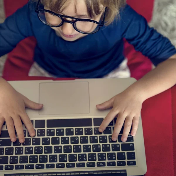 Мало дівчина грати разом із комп'ютером — стокове фото