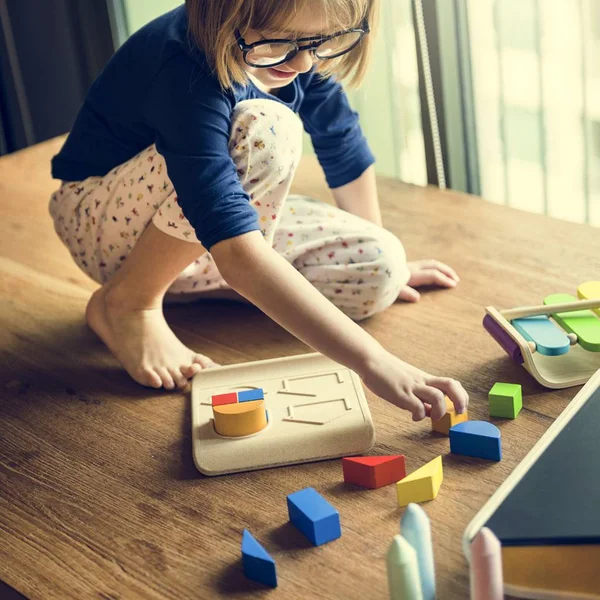 Malá dívka si hraje s barevnými hračkami — Stock fotografie