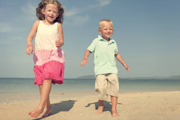 Kinder spielen am Strand — Stockfoto