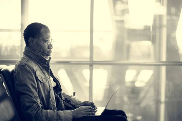 Homme d'affaires en attente de train — Photo