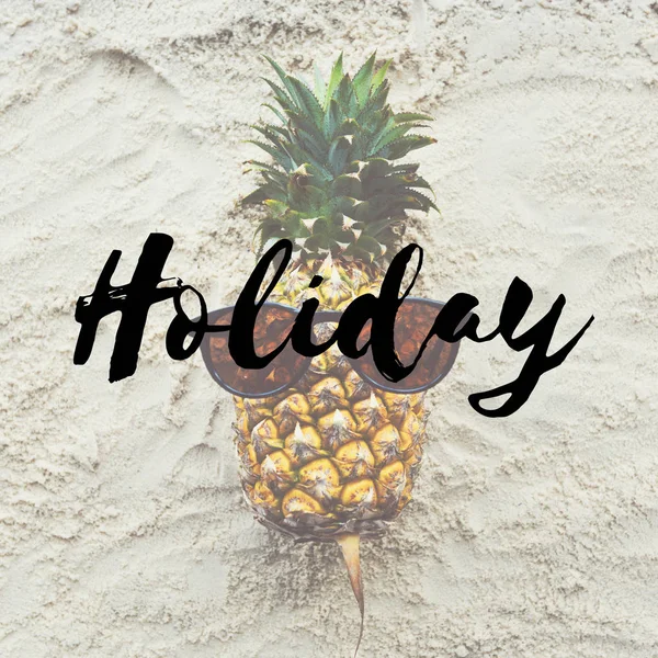 Grappige ananas op zand — Stockfoto
