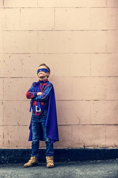 Superhéroe Little Boy permanecer en la calle — Foto de Stock