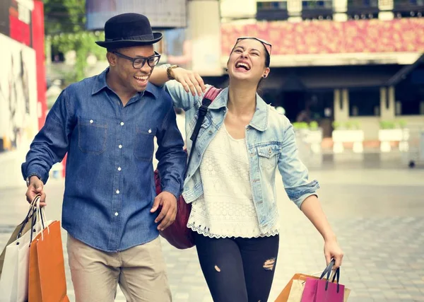 Pareja de clientes durante las compras —  Fotos de Stock