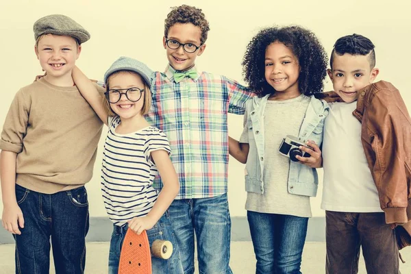 I bambini vestiti casual si divertono — Foto Stock