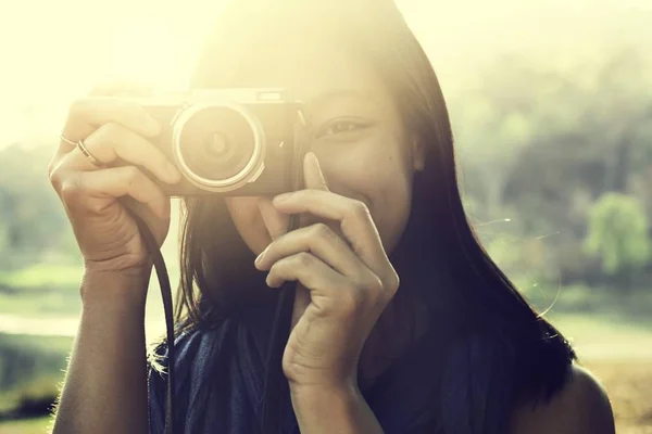 Mujer fotógrafa sosteniendo cámara — Foto de Stock