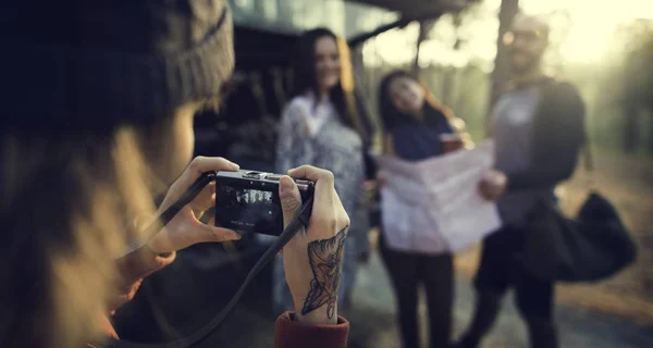 Amigos Fotografiando en el bosque — Foto de Stock