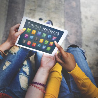 Dijital tablet kullanan öğrenciler