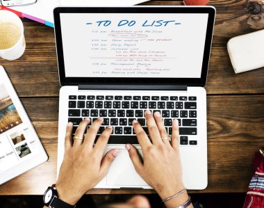 klavyede yazarak kişi eller