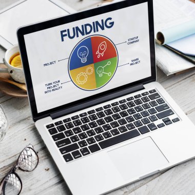 ekranda metin olan dizüstü bilgisayar