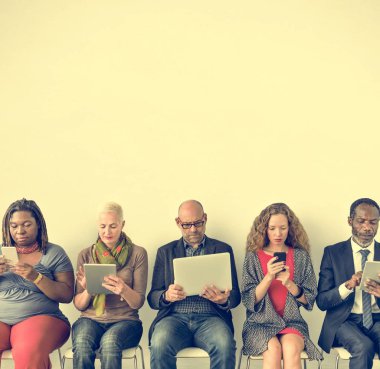 kişi iskemlede oturuyor