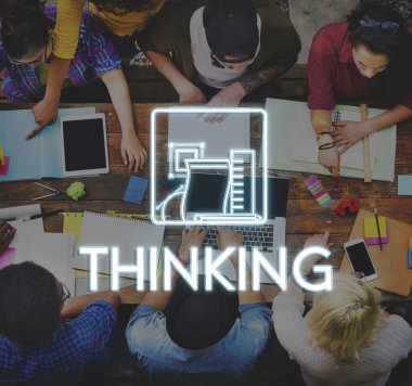 Öğrenciler birlikte beyin fırtınası