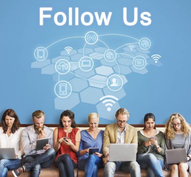 Dijital aygıtlar kullanan insanlar