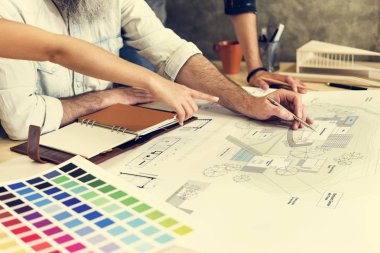 İnsanlar mimar planı ile çalışma