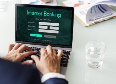 tipik dizüstü klavye üzerinde işadamı