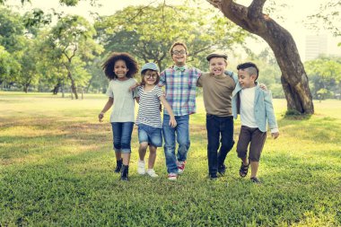 Casual giyinen çocukları iyi eğlenceler