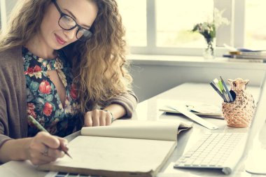 Defterde yazan kadın